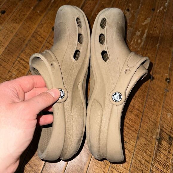Crocs tan closed toe washable 8/10 rubber slip on clogs - Picture 4 of 6